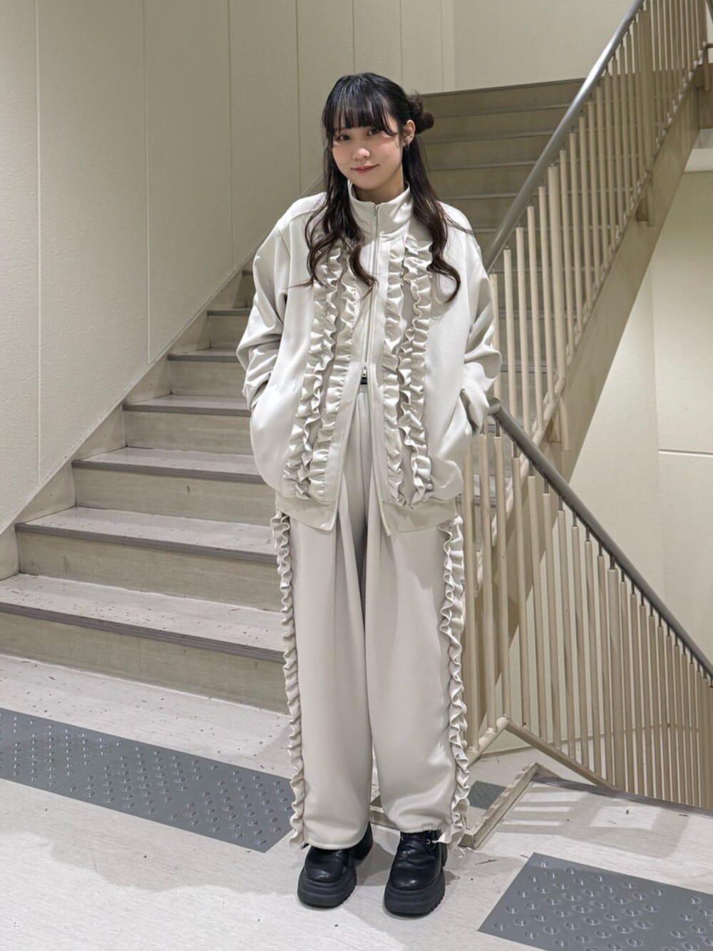 ホワイト系のジャージ、ホワイト系のその他パンツを着用したレディースの冬コーディネートの2枚目の写真