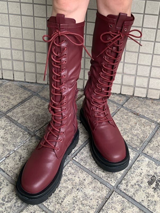 ブラック系のデニムパンツ、ブラック系のデニムパンツ、グリーン系のスタジャンを着用したレディースの秋コーディネートの8枚目の写真