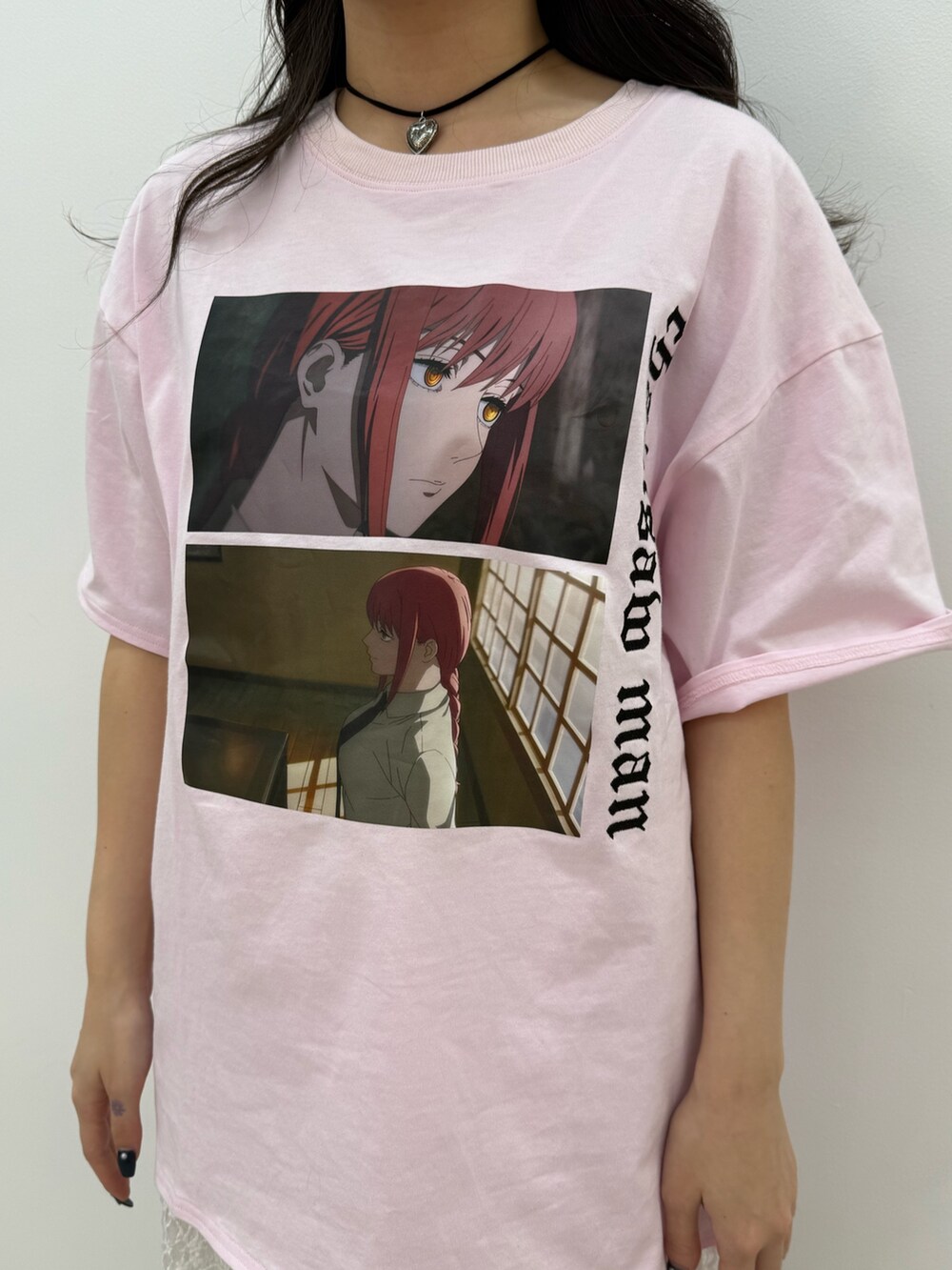 ピンク系のTシャツ/カットソー、ホワイト系のその他パンツ、ブラック系のスニーカーを着用したレディースの春コーディネートの6枚目の写真