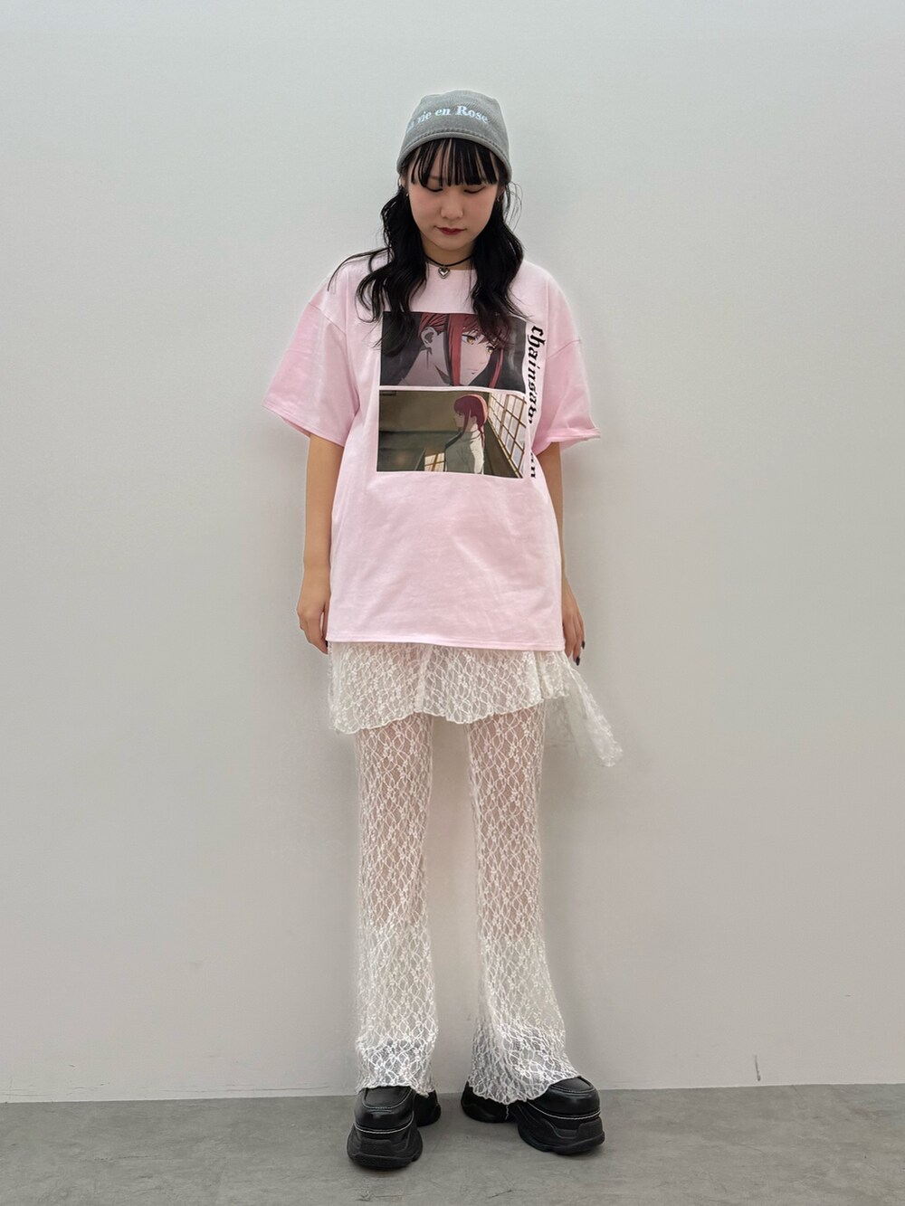 ピンク系のTシャツ/カットソー、ホワイト系のその他パンツ、ブラック系のスニーカーを着用したレディースの春コーディネートの2枚目の写真