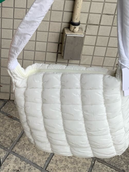 ブラック系のデニムパンツ、ブラック系のデニムパンツ、グリーン系のスタジャンを着用したレディースの秋コーディネートの9枚目の写真