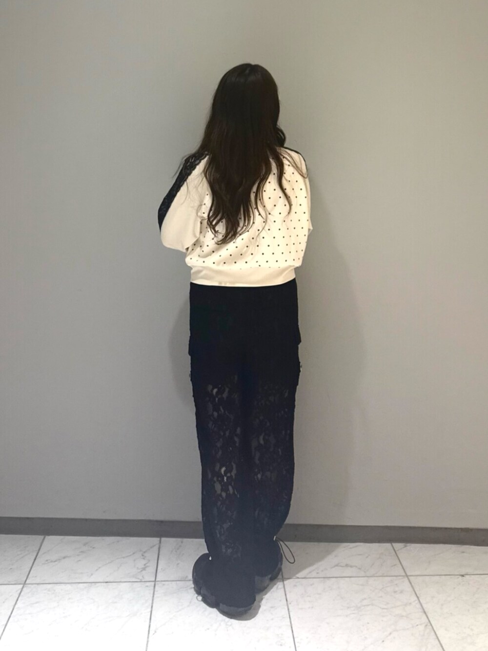 ホワイト系のTシャツ/カットソー、ブラック系のその他パンツ、ホワイト系のピアス(両耳用)を着用したレディースの夏コーディネートの3枚目の写真