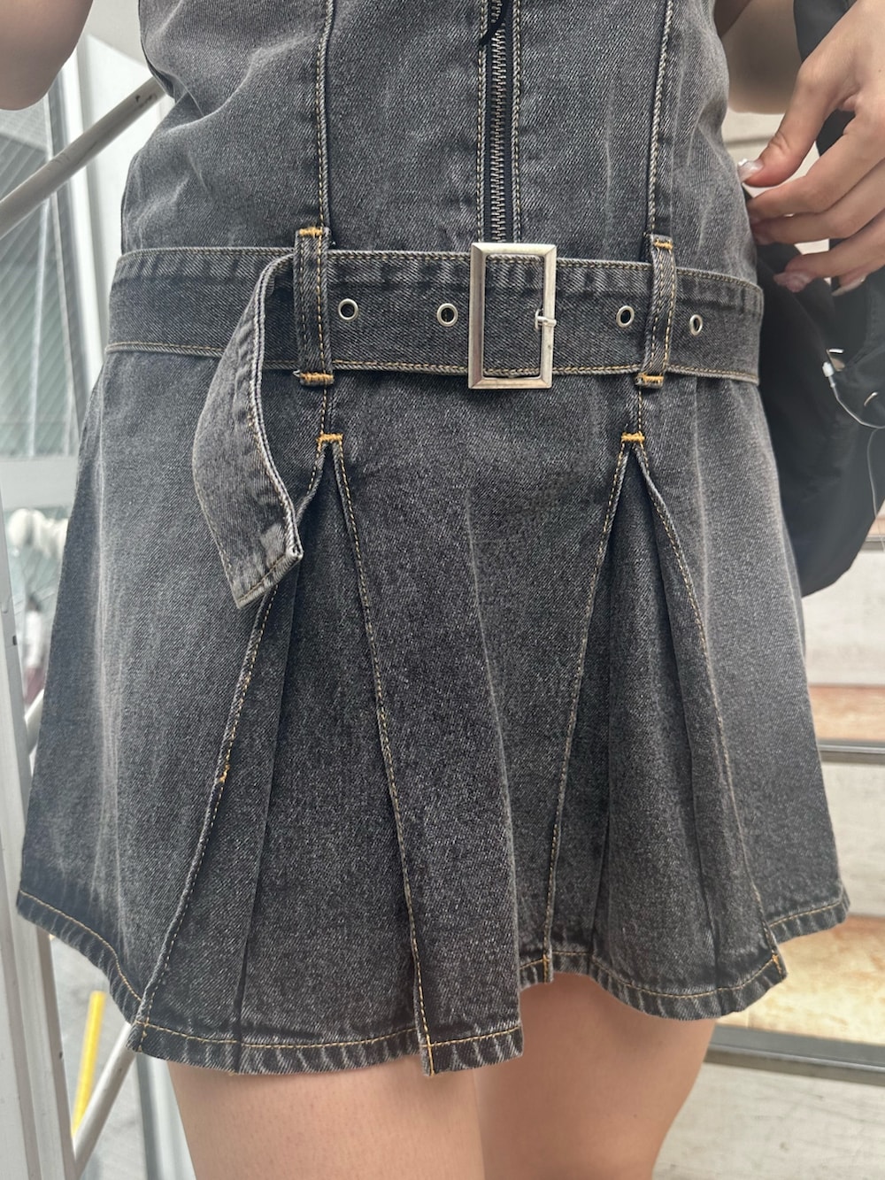 レッド系のTシャツ/カットソー、ブラック系のワンピース、ブラック系のショルダーバッグを着用したレディースの夏コーディネートの6枚目の写真