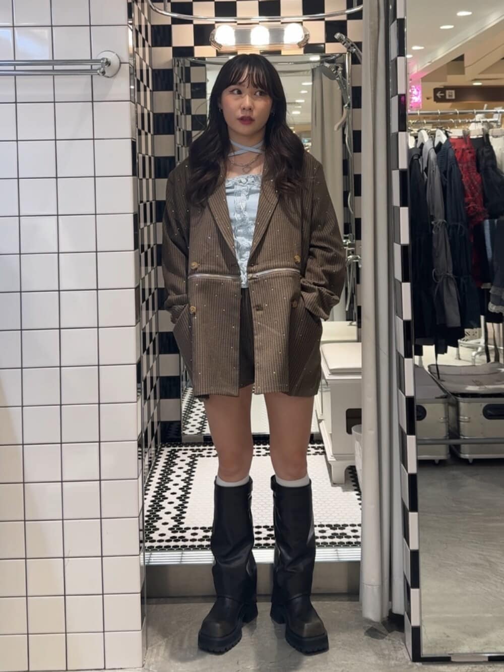 ブラウン系のテーラードジャケット、ブラウン系のその他パンツ、ブルー系のニット/セーターを着用したレディースの秋コーディネートの4枚目の写真