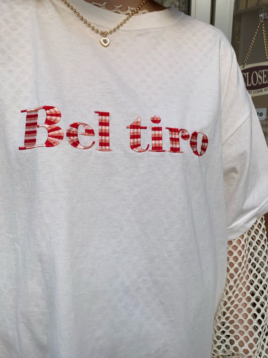 ホワイト系のTシャツ/カットソー、ホワイト系のTシャツ/カットソー、ホワイト系のハンドバッグを着用したレディースの春コーディネートの4枚目の写真