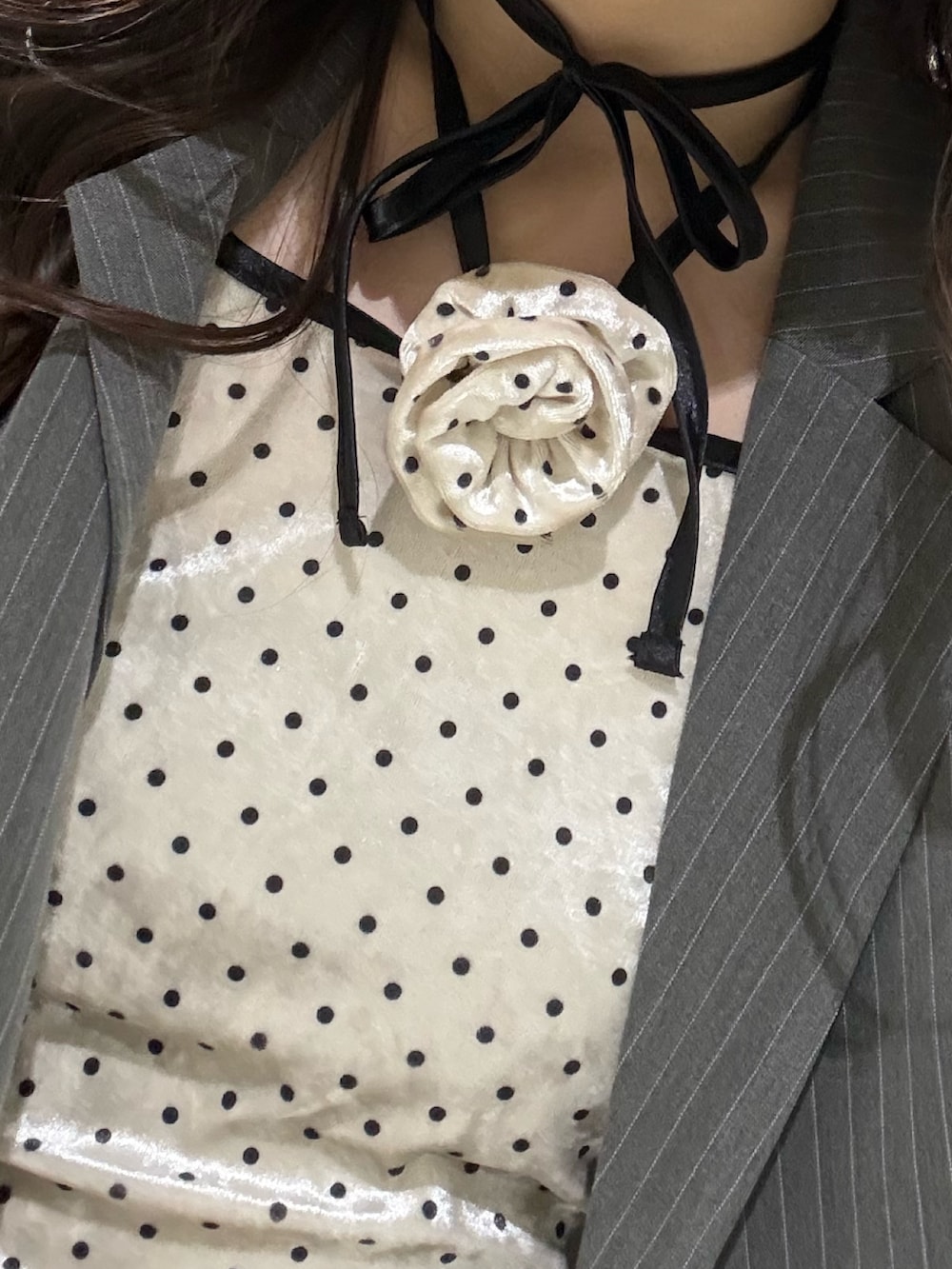 ホワイト系のTシャツ/カットソー、グレー系のスカート、グレー系のテーラードジャケットを着用したレディースの冬コーディネートの8枚目の写真