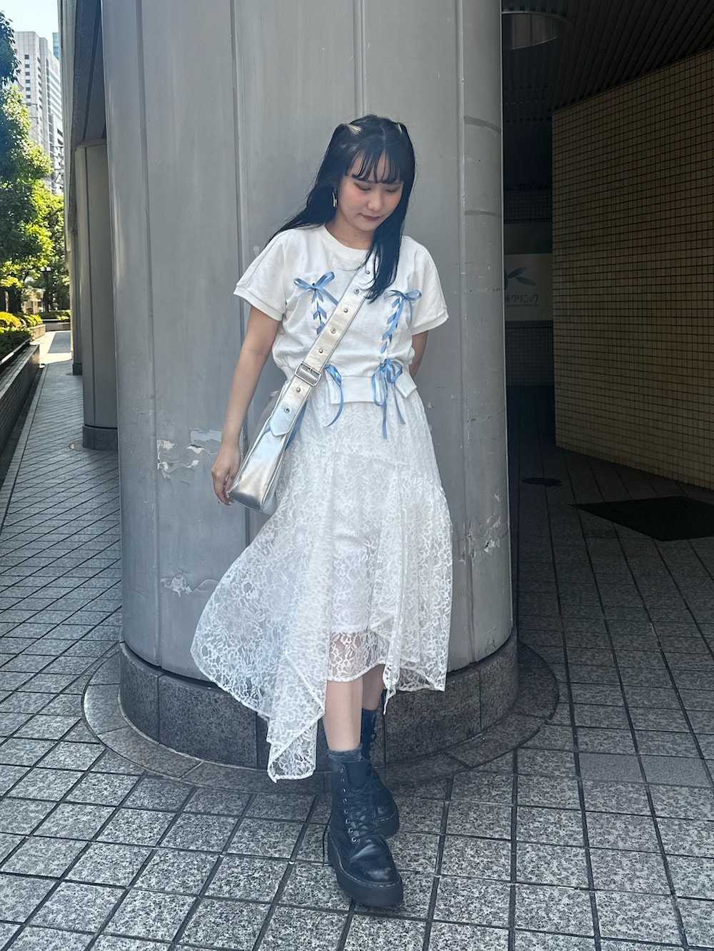 シルバー系のショルダーバッグ、ホワイト系のTシャツ/カットソー、ホワイト系のスカートを着用したレディースの夏コーディネートの3枚目の写真