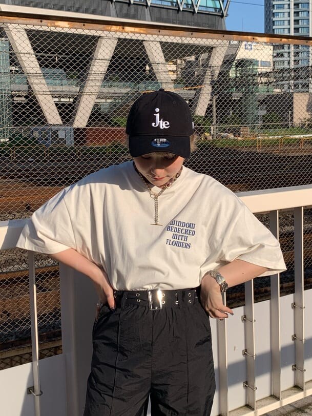 その他のTシャツ/カットソー、ホワイト系のTシャツ/カットソー、ブラック系のその他パンツを着用したレディースの夏コーディネートの4枚目の写真