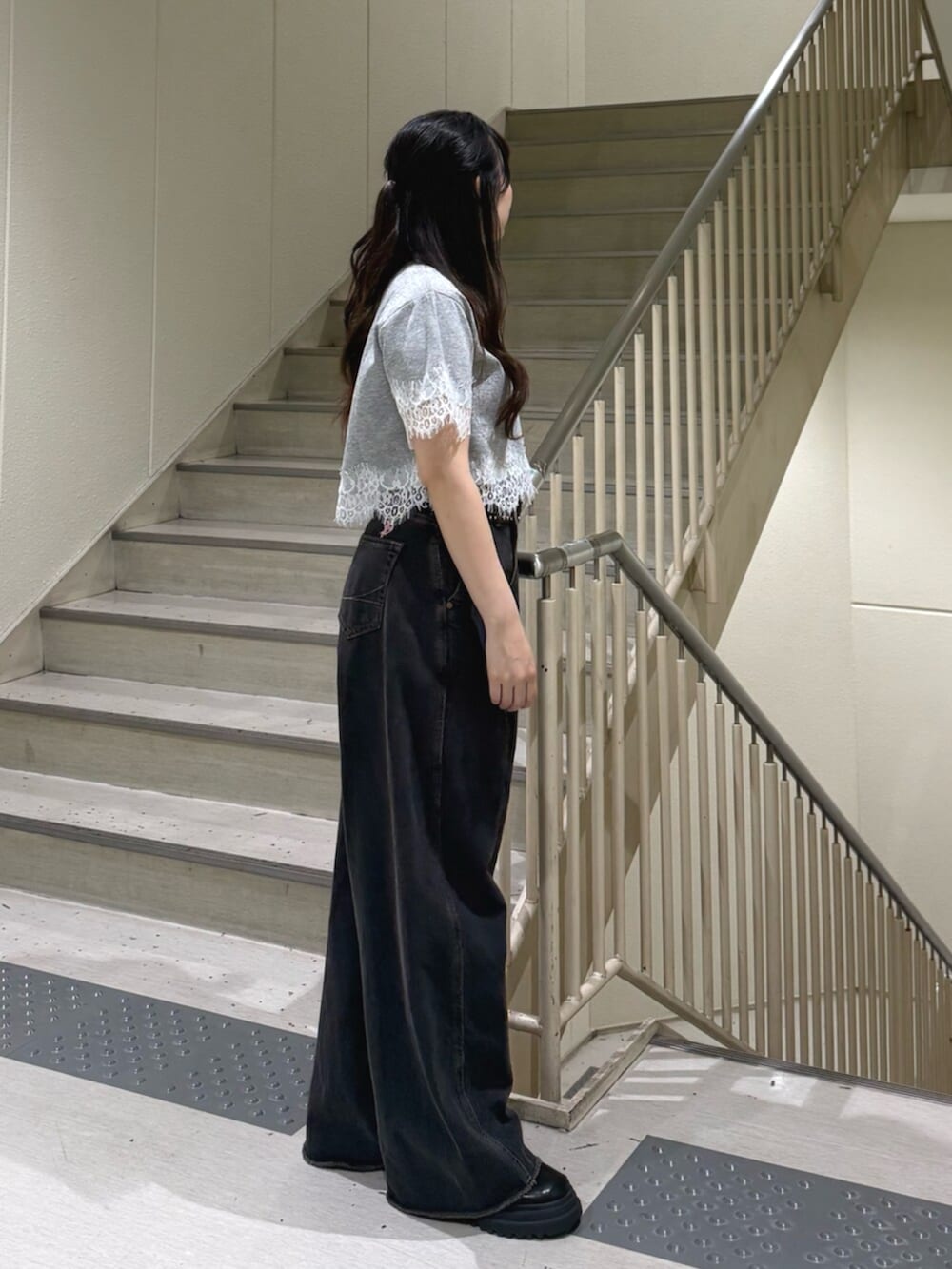 ブラック系のブーツ、ブラック系のデニムパンツ、グレー系のTシャツ/カットソーを着用したレディースの夏コーディネートの2枚目の写真