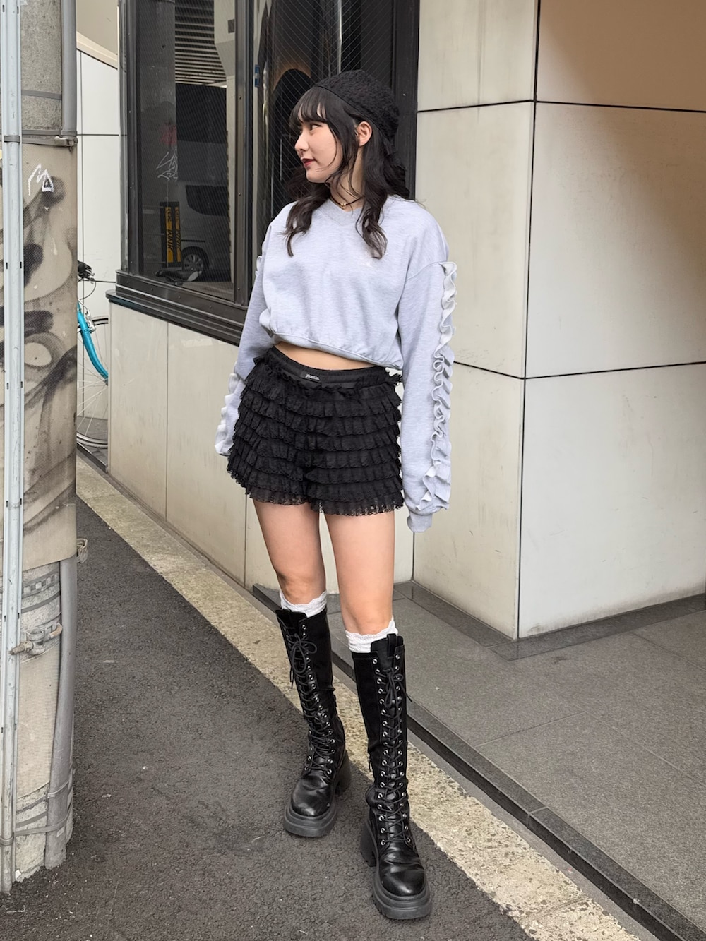 ブラック系のブーツ、ブラック系のその他パンツ、グレー系のスウェットを着用したレディースの冬コーディネートの4枚目の写真