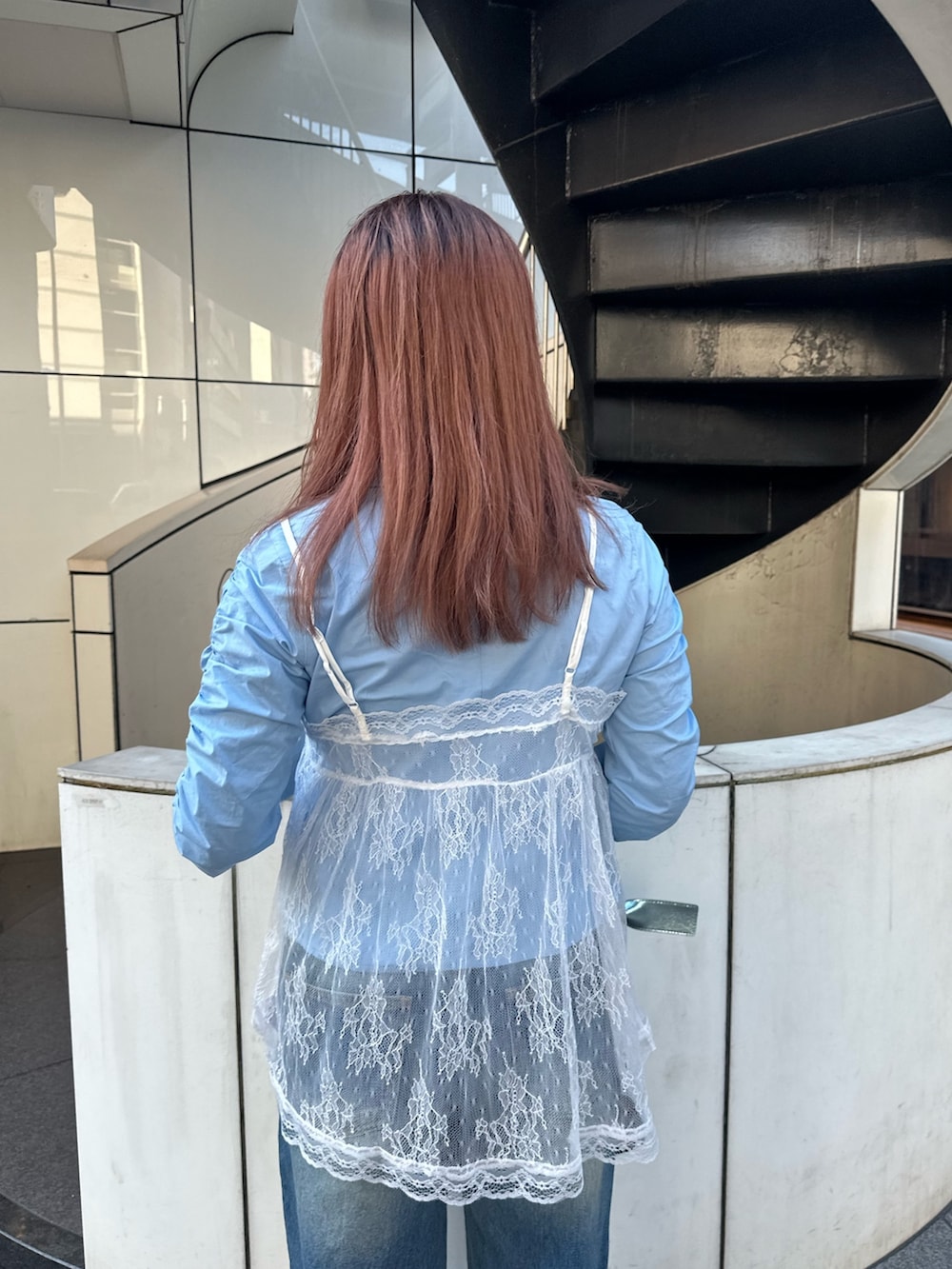 ブルー系のデニムパンツ、ブルー系のシャツ/ブラウス、ホワイト系のキャミソールを着用したレディースの春コーディネートの5枚目の写真