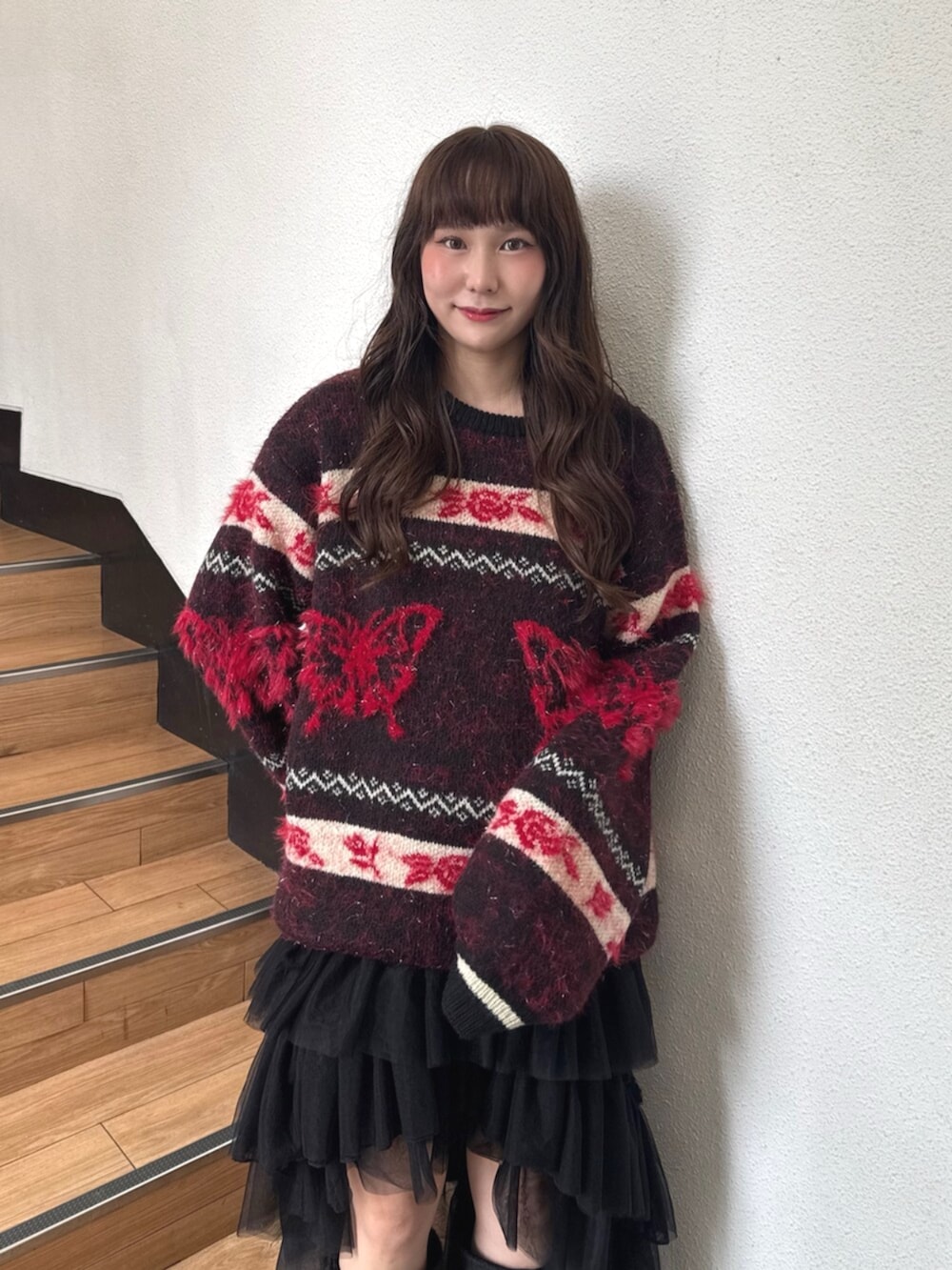 ブラック系のブーツ、ブラック系のスカート、ブラック系のニット/セーターを着用したレディースの夏コーディネートの5枚目の写真