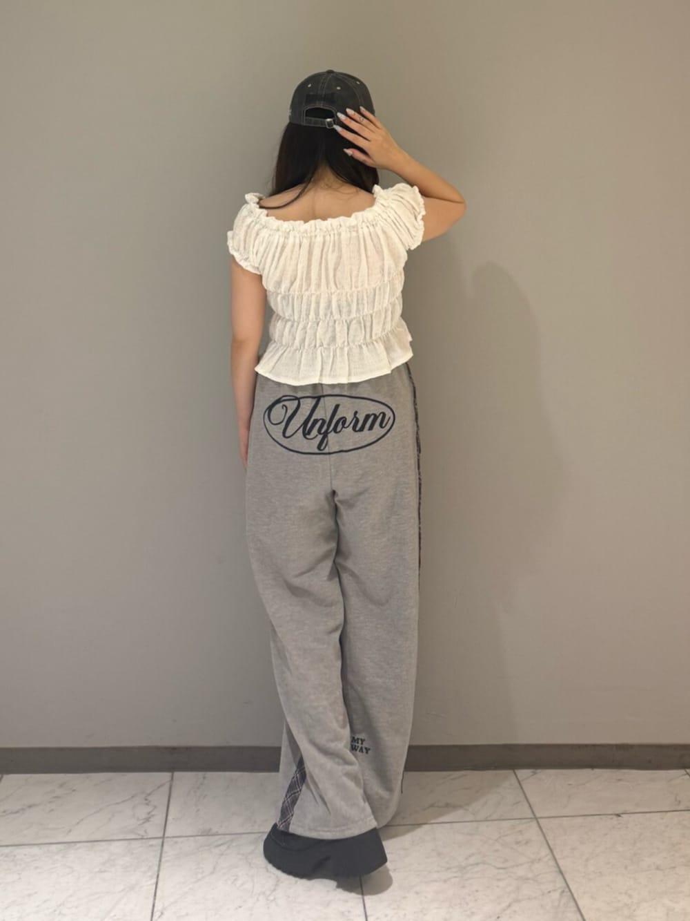 ブラック系のブーツ、ホワイト系のシャツ/ブラウス、グレー系のその他パンツを着用したレディースの夏コーディネートの4枚目の写真