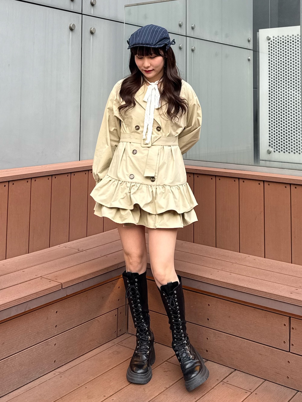 ベージュ系のワンピース、ホワイト系のTシャツ/カットソー、ブラック系のブーツを着用したレディースの冬コーディネートの5枚目の写真