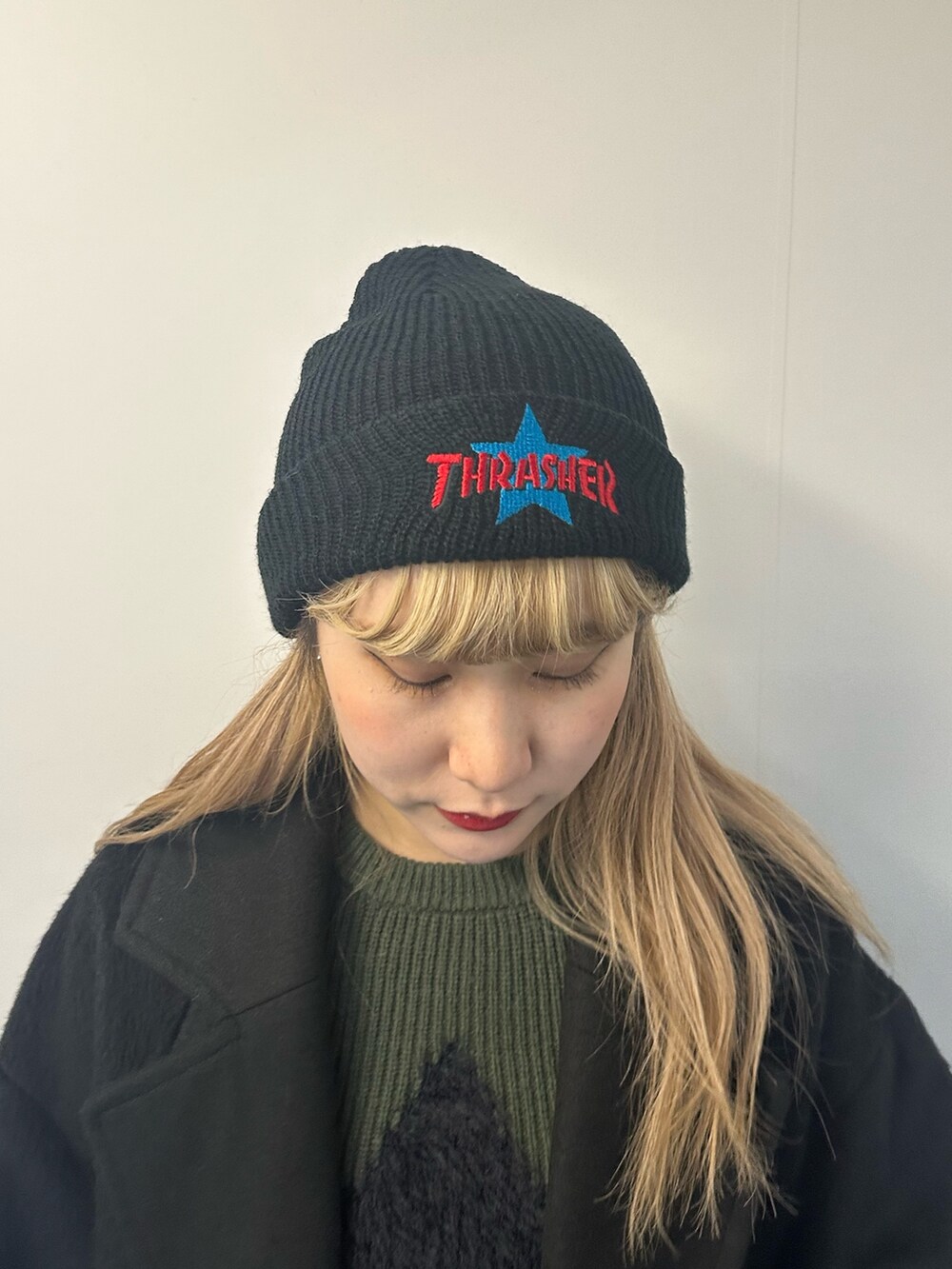 グリーン系のニット/セーター、その他のチェスターコート、ブラック系のボストンバッグを着用したレディースの冬コーディネートの6枚目の写真