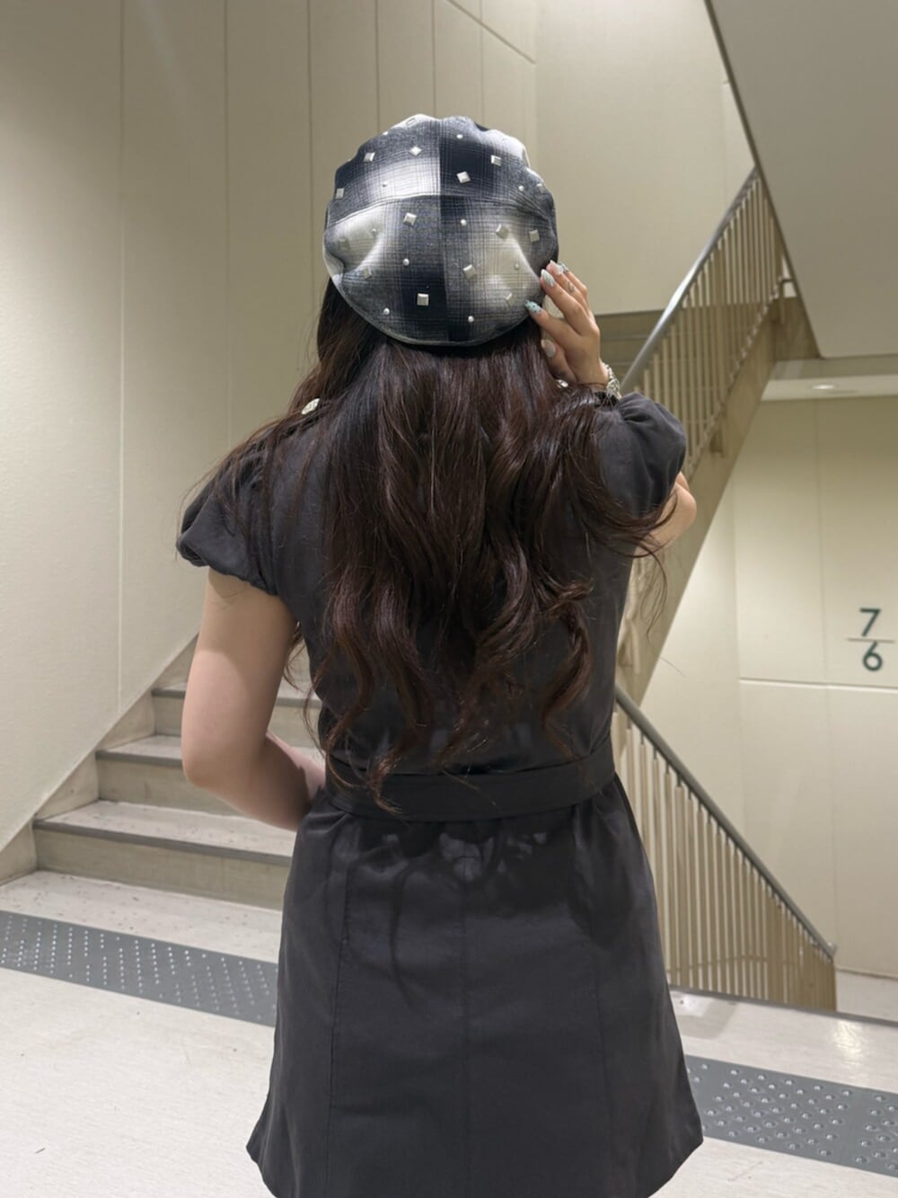 ブラック系のブーツ、ブラック系のワンピース、シルバー系のブレスレットを着用したレディースの夏コーディネートの6枚目の写真