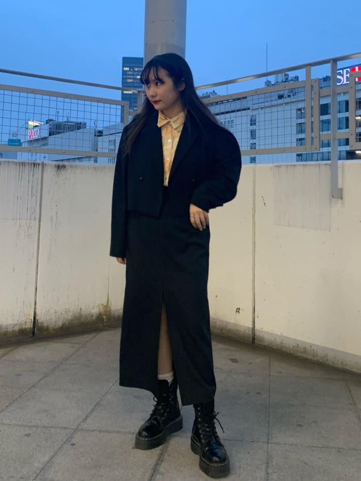 ホワイト系のシャツ/ブラウス、ブラック系のブーツ、ブラック系のテーラードジャケットを着用したレディースの春コーディネートの2枚目の写真