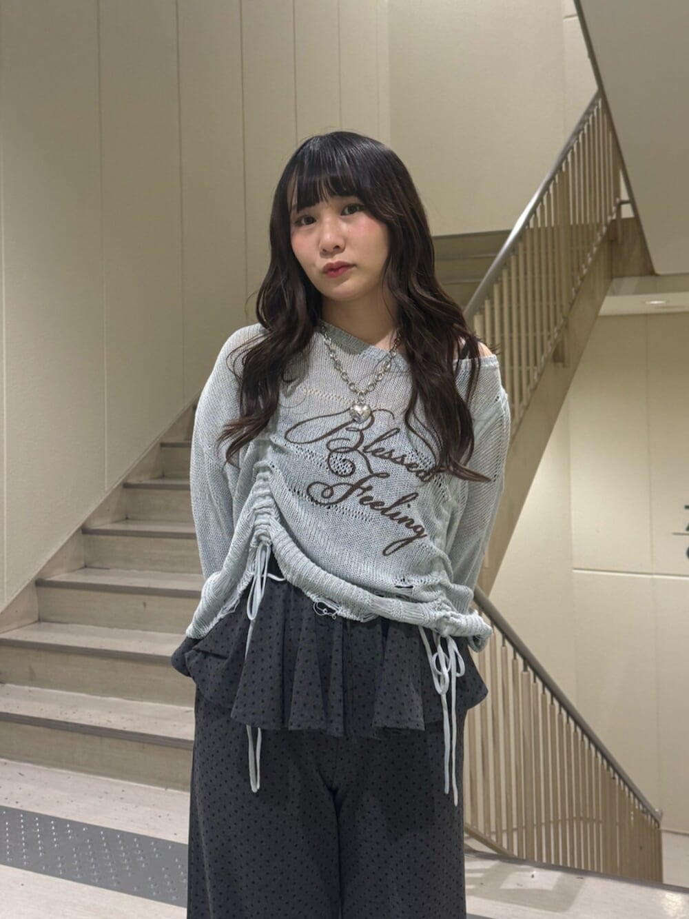 ブルー系のニット/セーター、グレー系のスウェットパンツ、ブラック系のパンプスを着用したレディースの春コーディネートの7枚目の写真