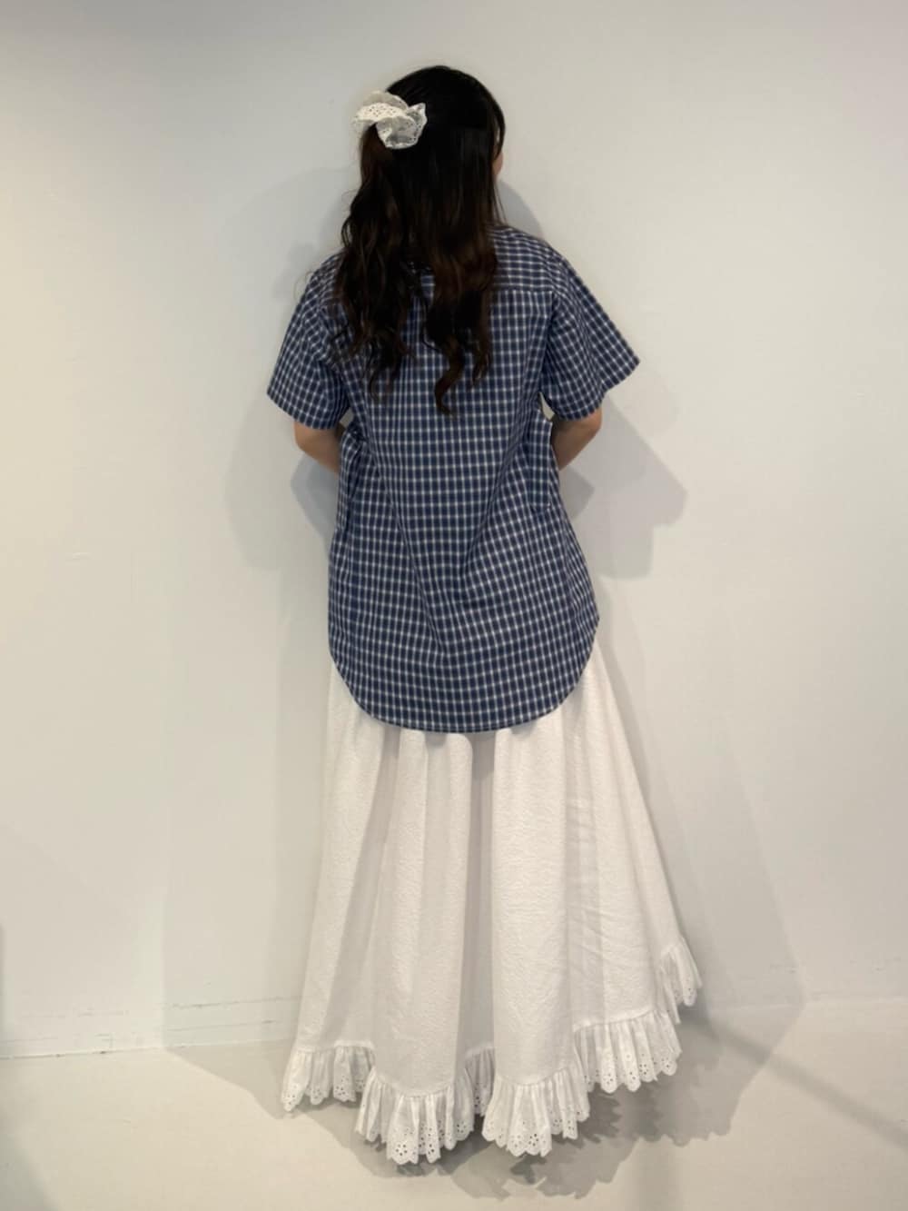ブラック系のパンプス、ブルー系のシャツ/ブラウス、ホワイト系のスカートを着用したレディースの春コーディネートの4枚目の写真