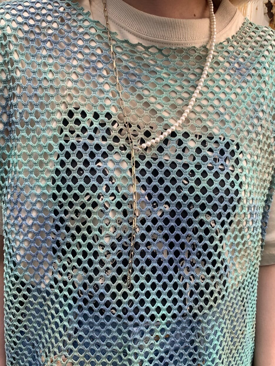 ブルー系のデニムパンツ、ホワイト系のTシャツ/カットソー、グリーン系のワンピースを着用したレディースの夏コーディネートの5枚目の写真