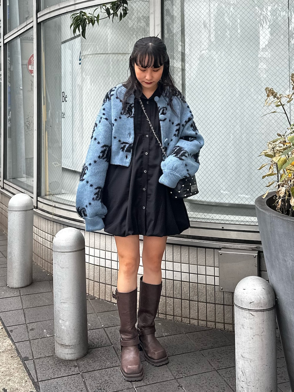 ブラウン系のブーツ、ブルー系のショルダーバッグ、ブルー系のカーディガン/ボレロを着用したレディースの秋コーディネートの4枚目の写真