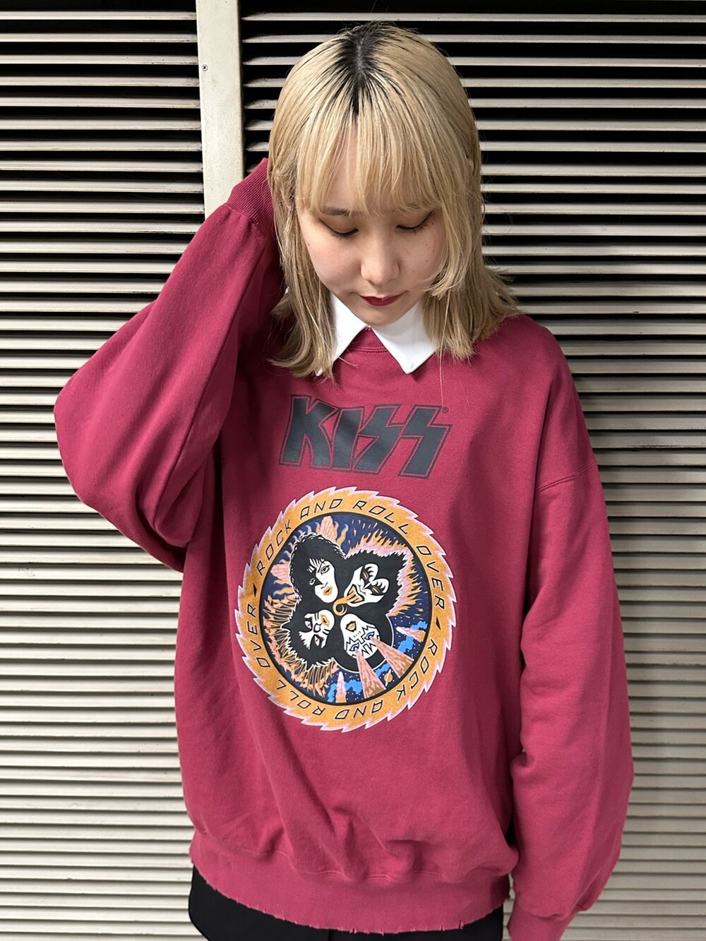 ブラック系のワンピース、ブラック系のローファー、レッド系のスウェットを着用したレディースの冬コーディネートの3枚目の写真