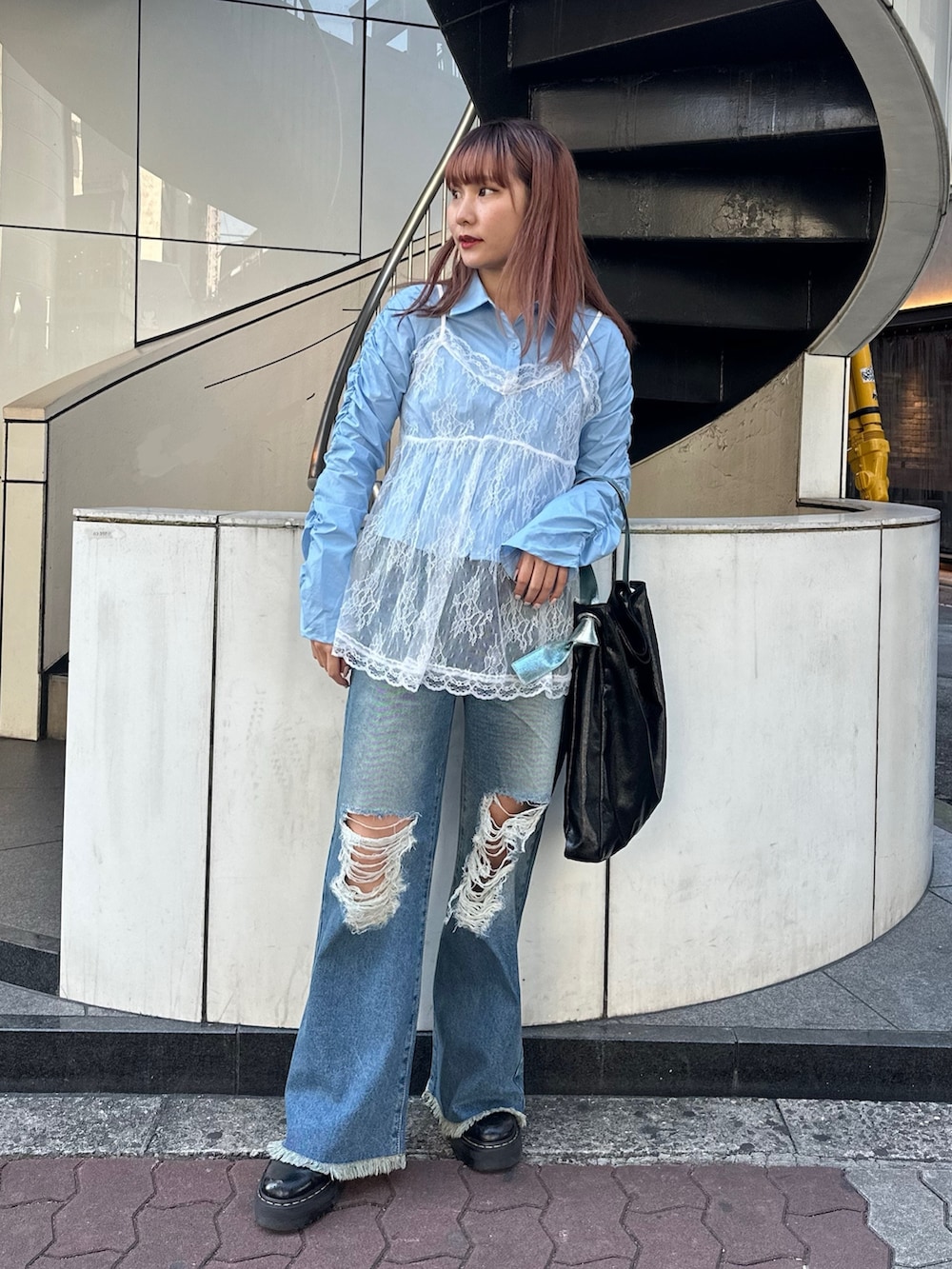 ブルー系のデニムパンツ、ブルー系のシャツ/ブラウス、ホワイト系のキャミソールを着用したレディースの春コーディネートの3枚目の写真
