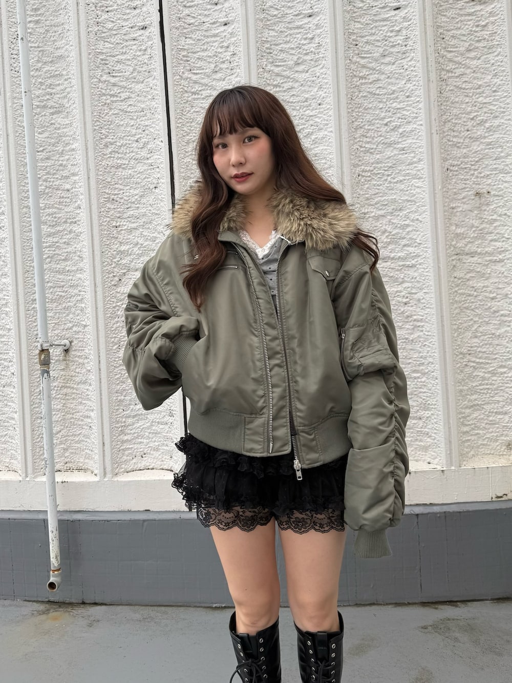 グレー系のTシャツ/カットソー、グリーン系のMA-1、ブラック系のその他パンツを着用したレディースの秋コーディネートの4枚目の写真
