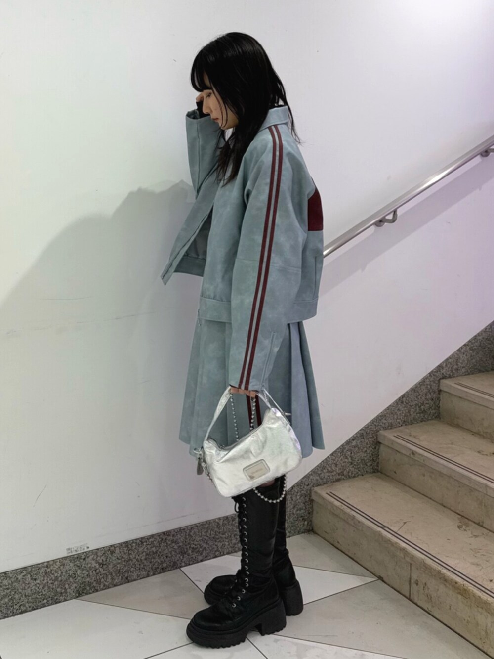 ブラック系のブーツ、ブルー系のブルゾン、ブルー系のスカートを着用したレディースの冬コーディネートの2枚目の写真