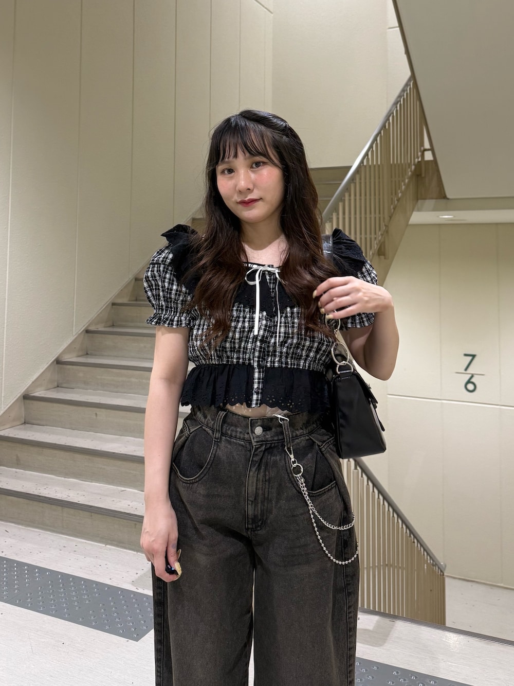 ブラック系のシャツ/ブラウス、ブラック系のデニムパンツ、ブラック系のハンドバッグを着用したレディースの春コーディネートの5枚目の写真