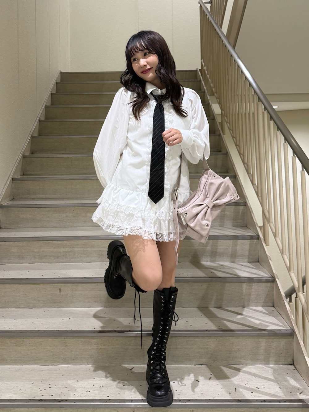 ホワイト系のシャツ/ブラウス、ブラック系のブーツ、ブラック系のネクタイを着用したレディースの秋コーディネートの4枚目の写真