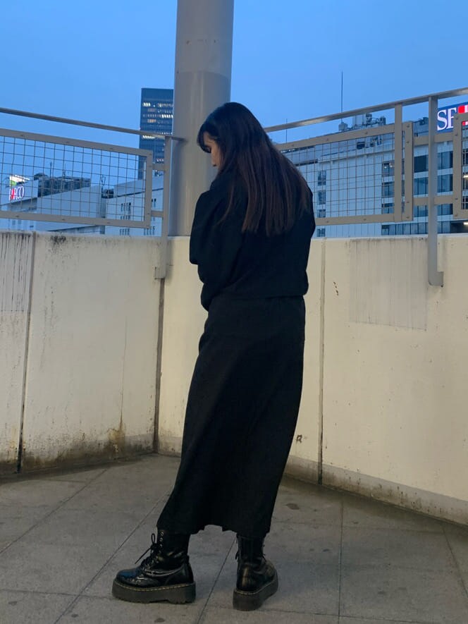 ホワイト系のシャツ/ブラウス、ブラック系のブーツ、ブラック系のテーラードジャケットを着用したレディースの春コーディネートの3枚目の写真