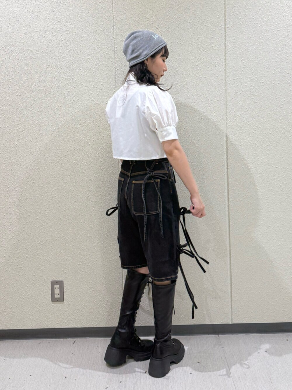 ブラック系のネクタイ、ホワイト系のシャツ/ブラウス、ブラック系のデニムパンツを着用したレディースの夏コーディネートの3枚目の写真