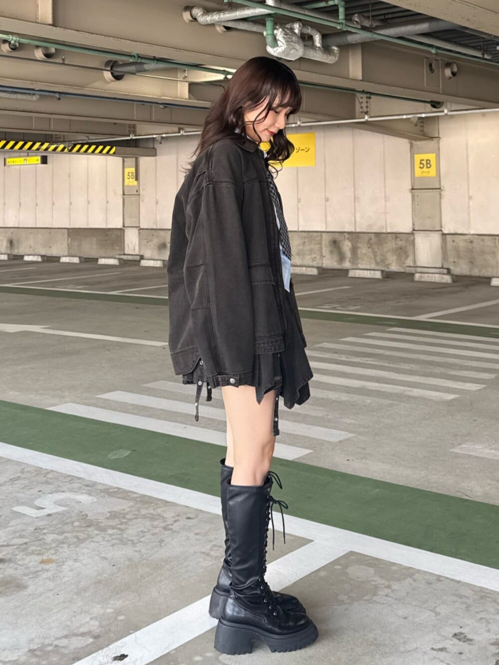 ブラック系のデニムジャケット、ブルー系のシャツ/ブラウス、ブラック系のデニムスカートを着用したレディースの秋コーディネートの2枚目の写真