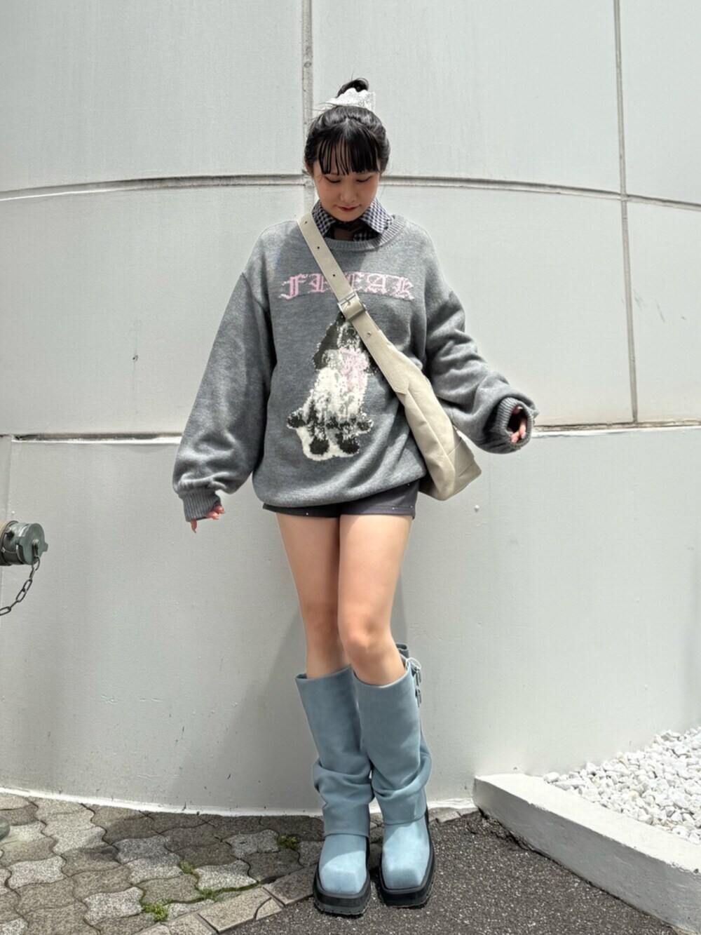 グレー系のニット/セーター、ブルー系のシャツ/ブラウス、グレー系のその他パンツを着用したレディースの夏コーディネートの4枚目の写真