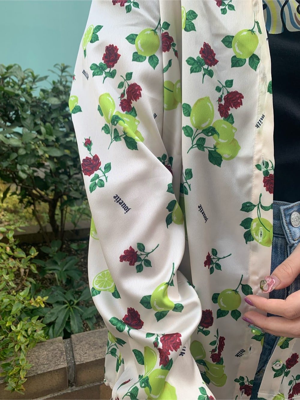 ホワイト系のシャツ/ブラウス、ブラック系のTシャツ/カットソー、ブルー系のデニムパンツを着用したレディースの春コーディネートの5枚目の写真