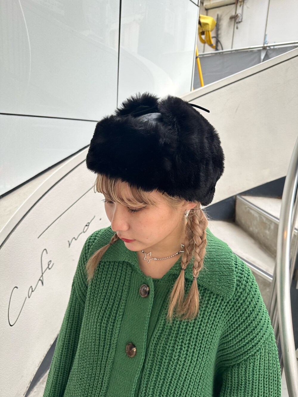 グリーン系のカーディガン/ボレロ、ブラック系のブーツ、シルバー系のネックレスを着用したレディースの秋コーディネートの6枚目の写真