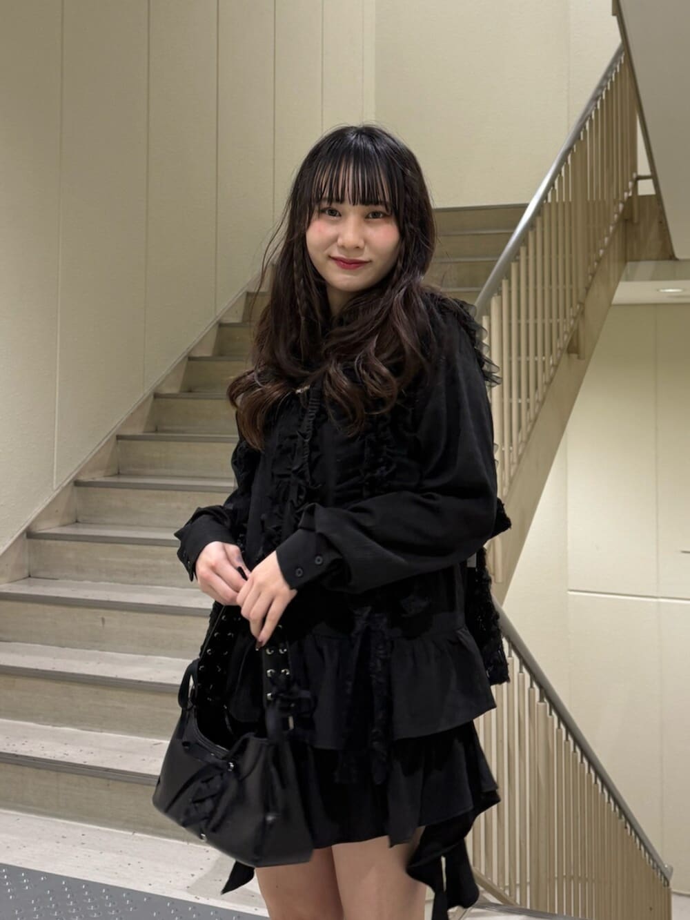 ブラック系のブーツ、ブラック系のハンドバッグ、ブラック系のシャツ/ブラウスを着用したレディースの冬コーディネートの8枚目の写真