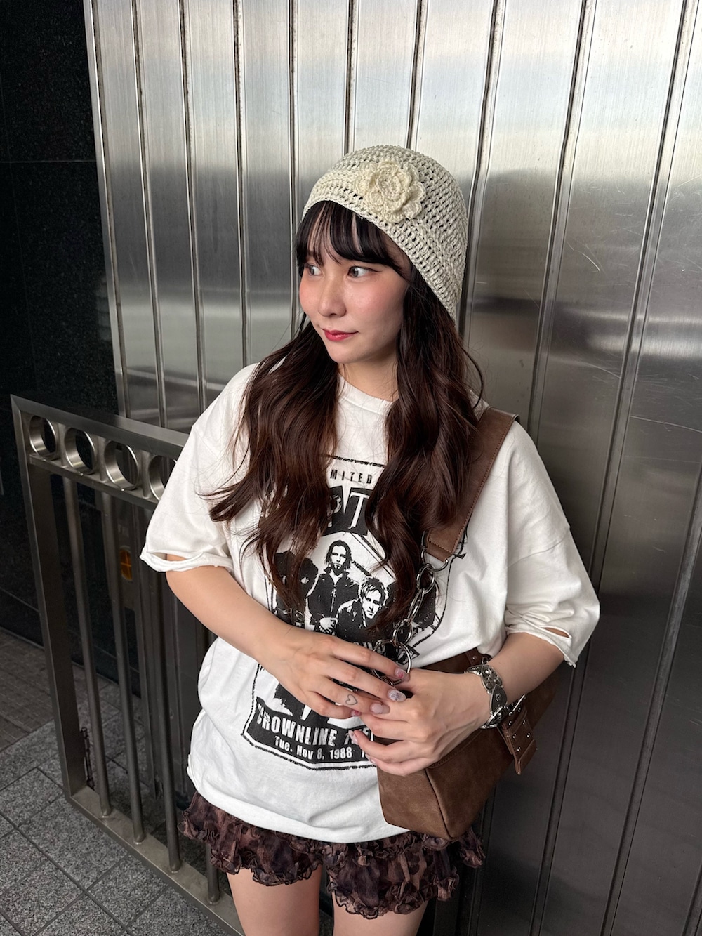 ホワイト系のTシャツ/カットソー、ブラウン系のその他パンツ、ブラウン系のハンドバッグを着用したレディースの夏コーディネートの4枚目の写真