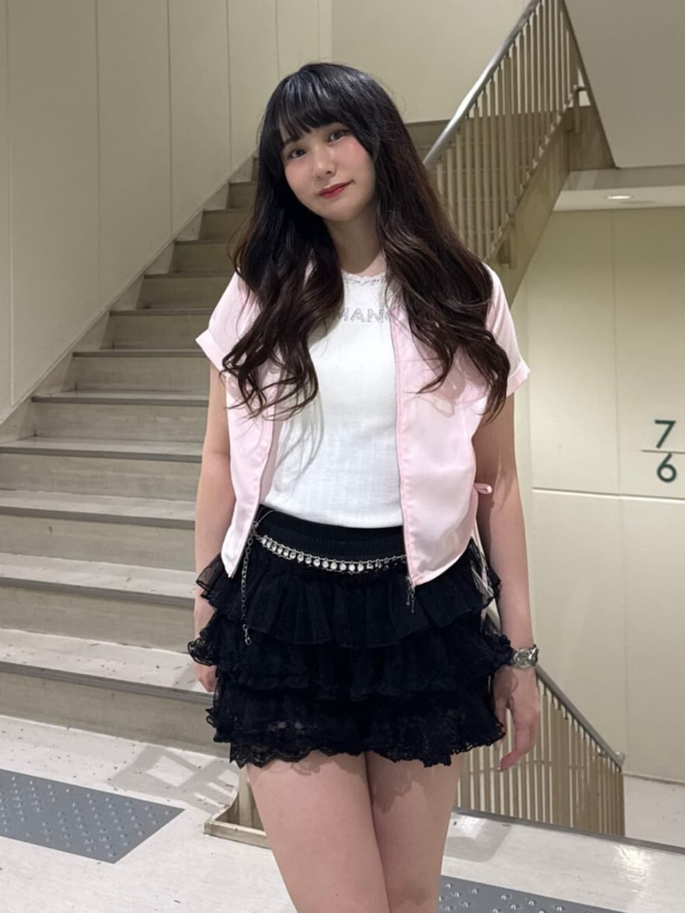 ブラック系のブーツ、ブラック系のその他パンツ、ピンク系のシャツ/ブラウスを着用したレディースの夏コーディネートの5枚目の写真