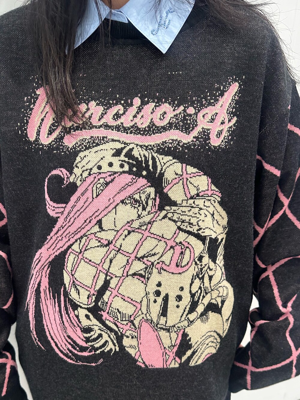 ブラック系のニット/セーター、ブラウン系のブーツ、ブルー系のシャツ/ブラウスを着用したレディースの秋コーディネートの6枚目の写真