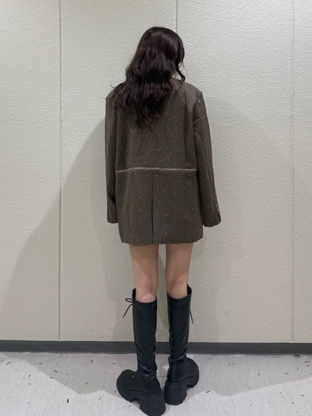 ブラック系のブーツ、ブラウン系のテーラードジャケット、ブラウン系のその他パンツを着用したレディースの秋コーディネートの4枚目の写真