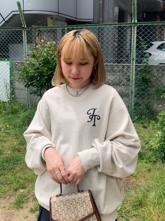 グレー系のスウェット、ブラック系のその他パンツを着用したレディースの秋コーディネートの3枚目の写真