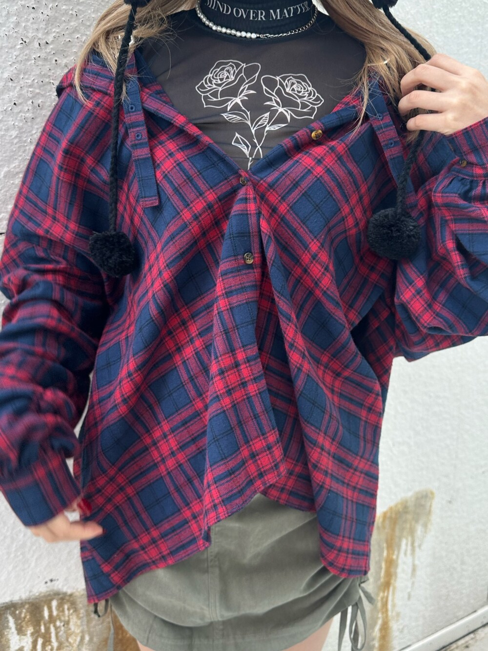 ブルー系のシャツ/ブラウス、ブラック系のTシャツ/カットソー、ブラック系のスカートを着用したレディースの冬コーディネートの6枚目の写真