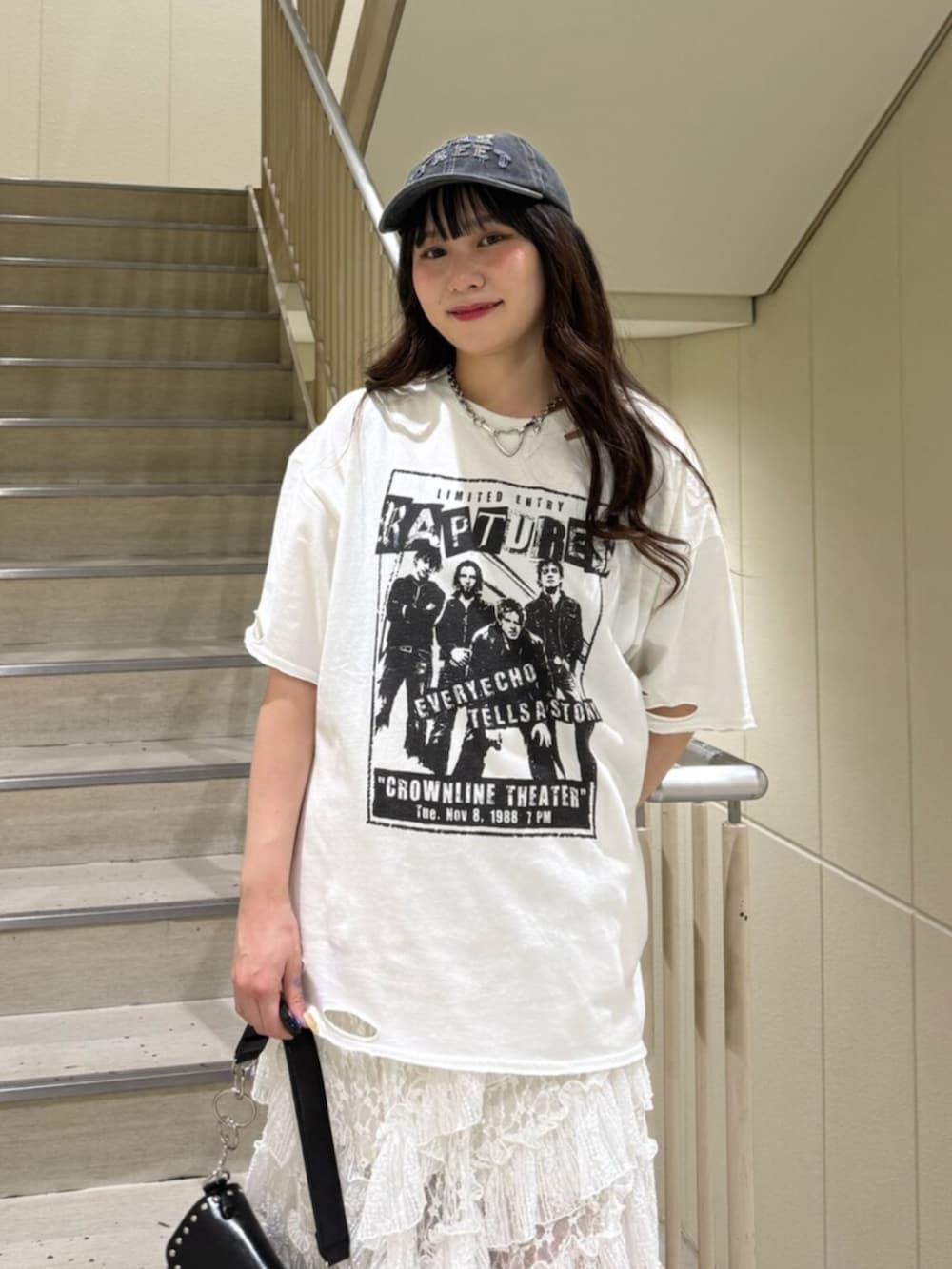ブラック系のブーツ、ホワイト系のTシャツ/カットソー、ブラック系のハンドバッグを着用したレディースの春コーディネートの6枚目の写真