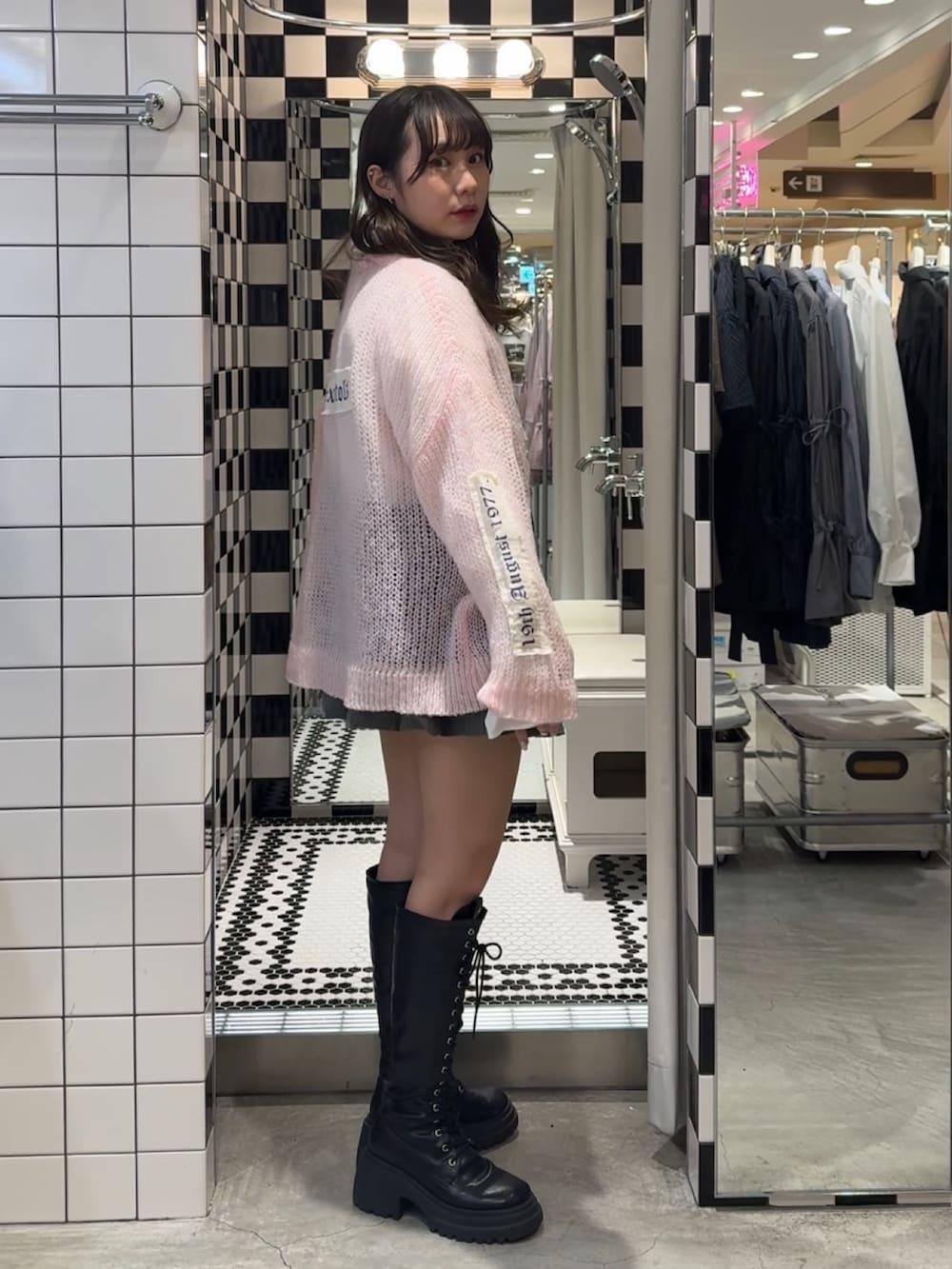 ブラック系のブーツ、グレー系のスカート、ホワイト系のシャツ/ブラウスを着用したレディースの冬コーディネートの3枚目の写真