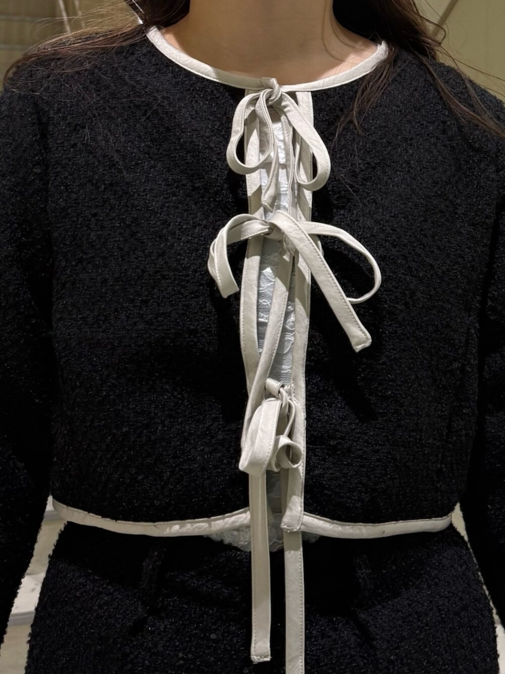 ブラック系のブーツ、ブラック系のノーカラージャケット、ブラック系のその他パンツを着用したレディースの冬コーディネートの10枚目の写真