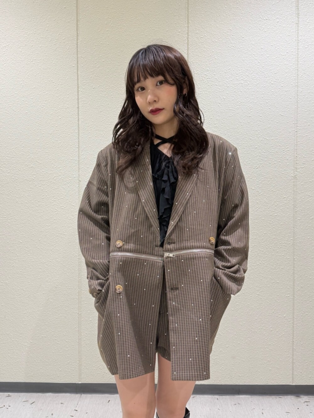 ブラック系のブーツ、ブラウン系のテーラードジャケット、ブラウン系のその他パンツを着用したレディースの秋コーディネートの5枚目の写真