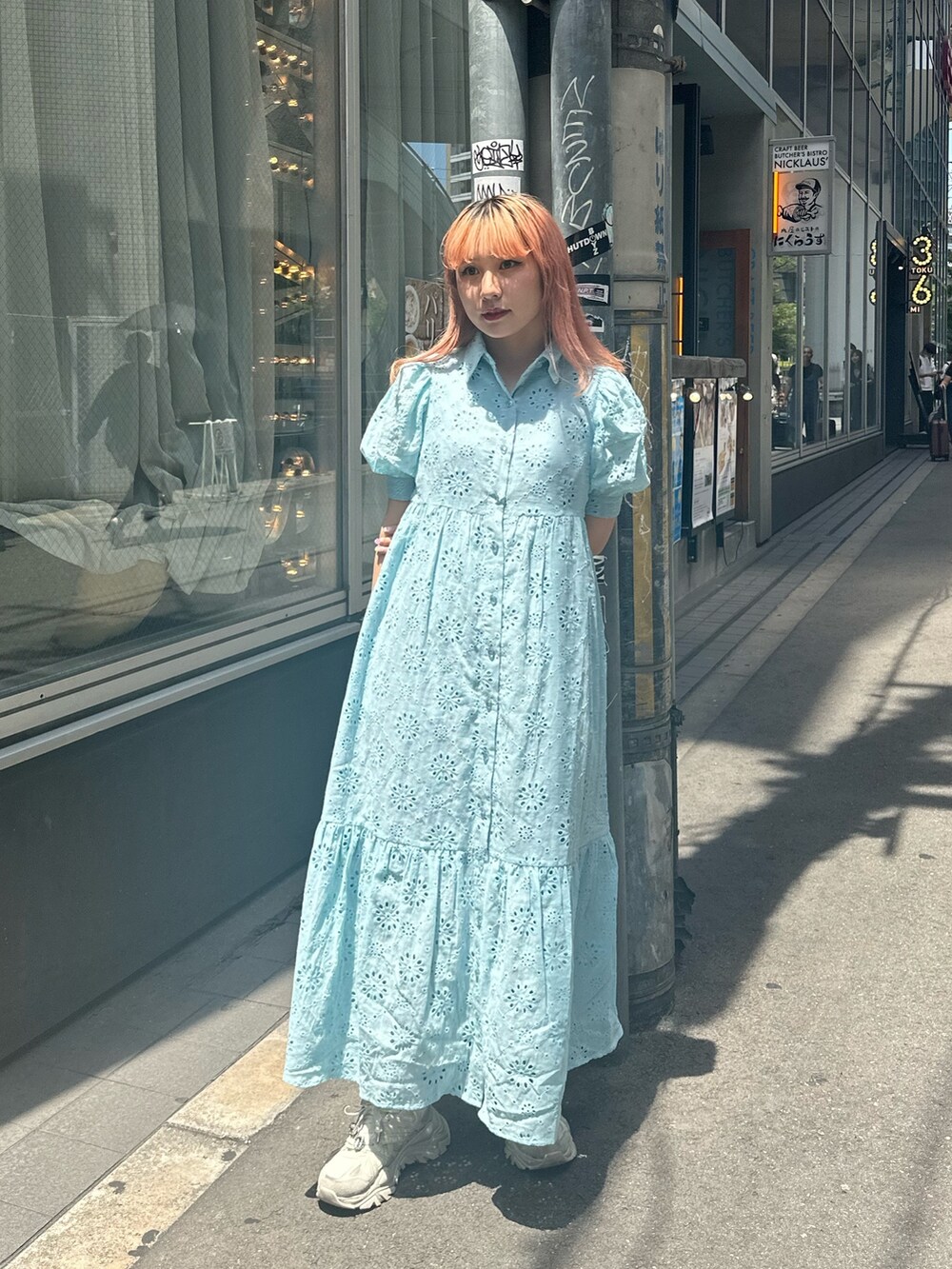 ブルー系のワンピースを着用したレディースの夏コーディネートの2枚目の写真