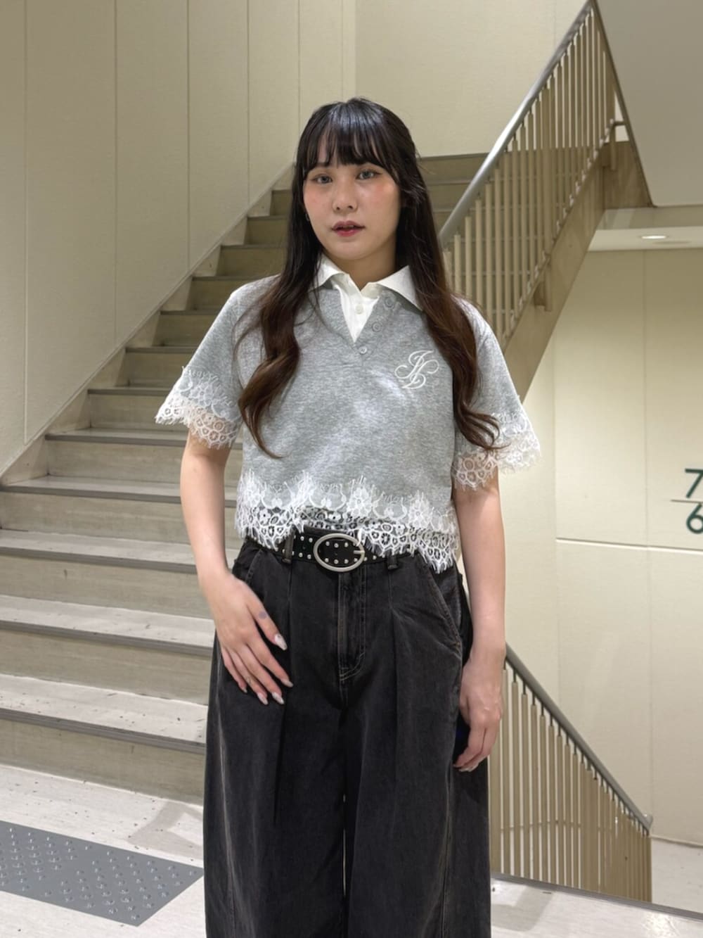 ブラック系のブーツ、ブラック系のデニムパンツ、グレー系のTシャツ/カットソーを着用したレディースの夏コーディネートの4枚目の写真